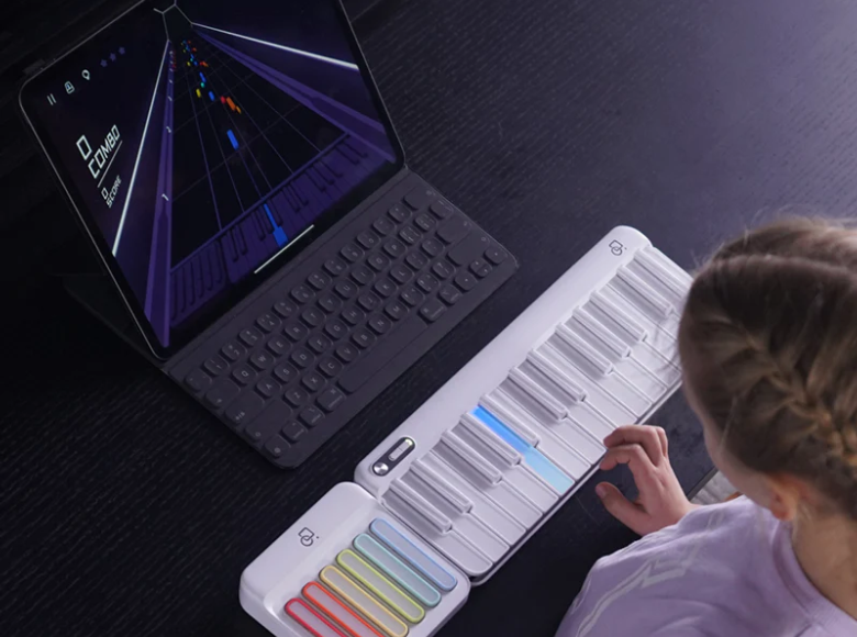 Portable Digital Pianos vs Keyboards: What’s the Real Difference for Beginners?