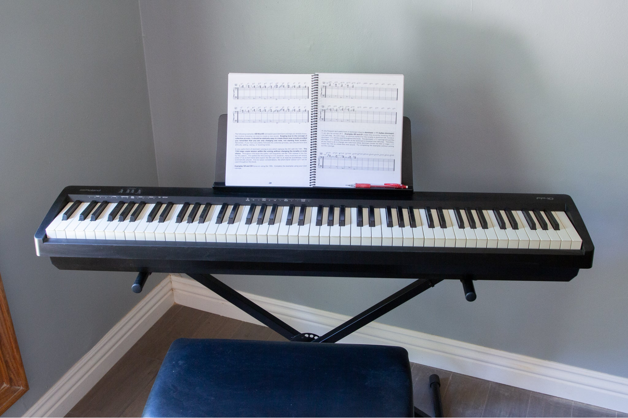Best Inexpensive Keyboard Piano for Beginners (Homeschool Edition)